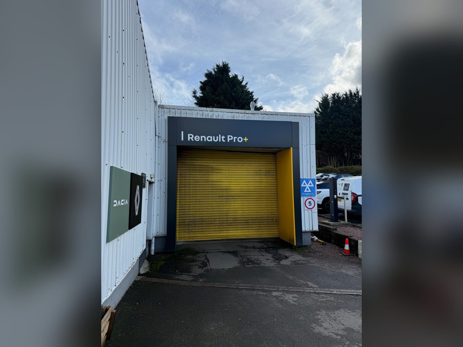 Fascia portal around a workshop entrance