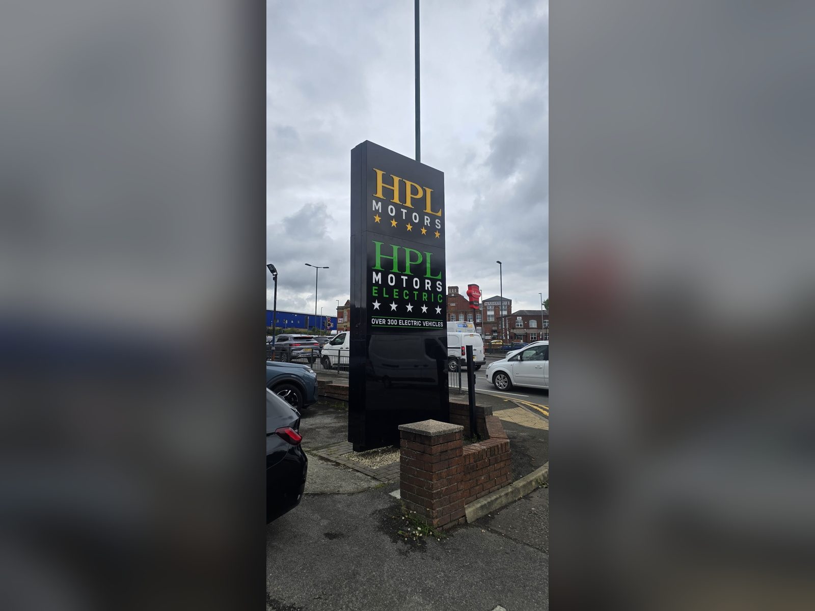 Double branded totem at a car dealership