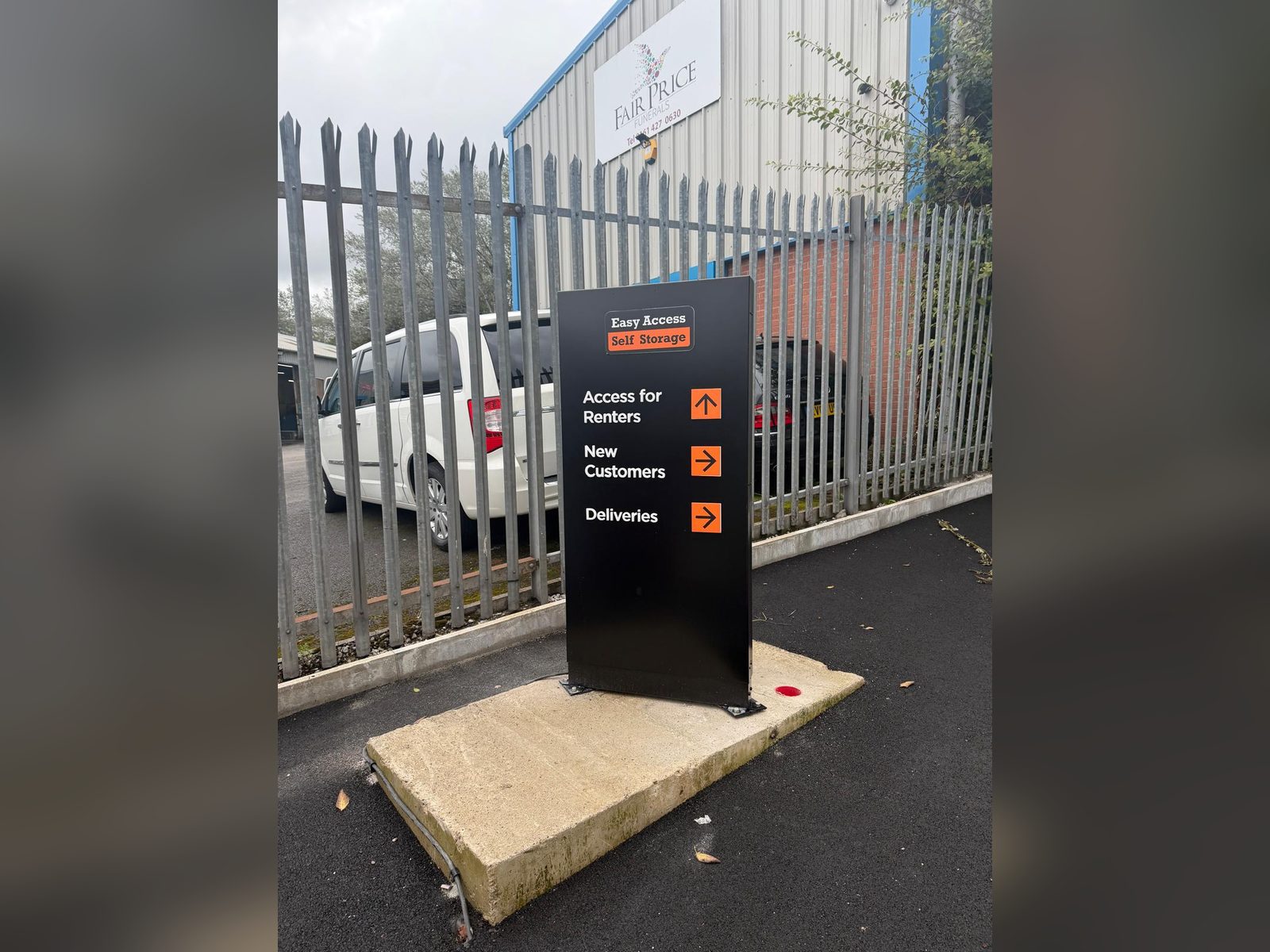 Freestanding directional monolith for a self storage site