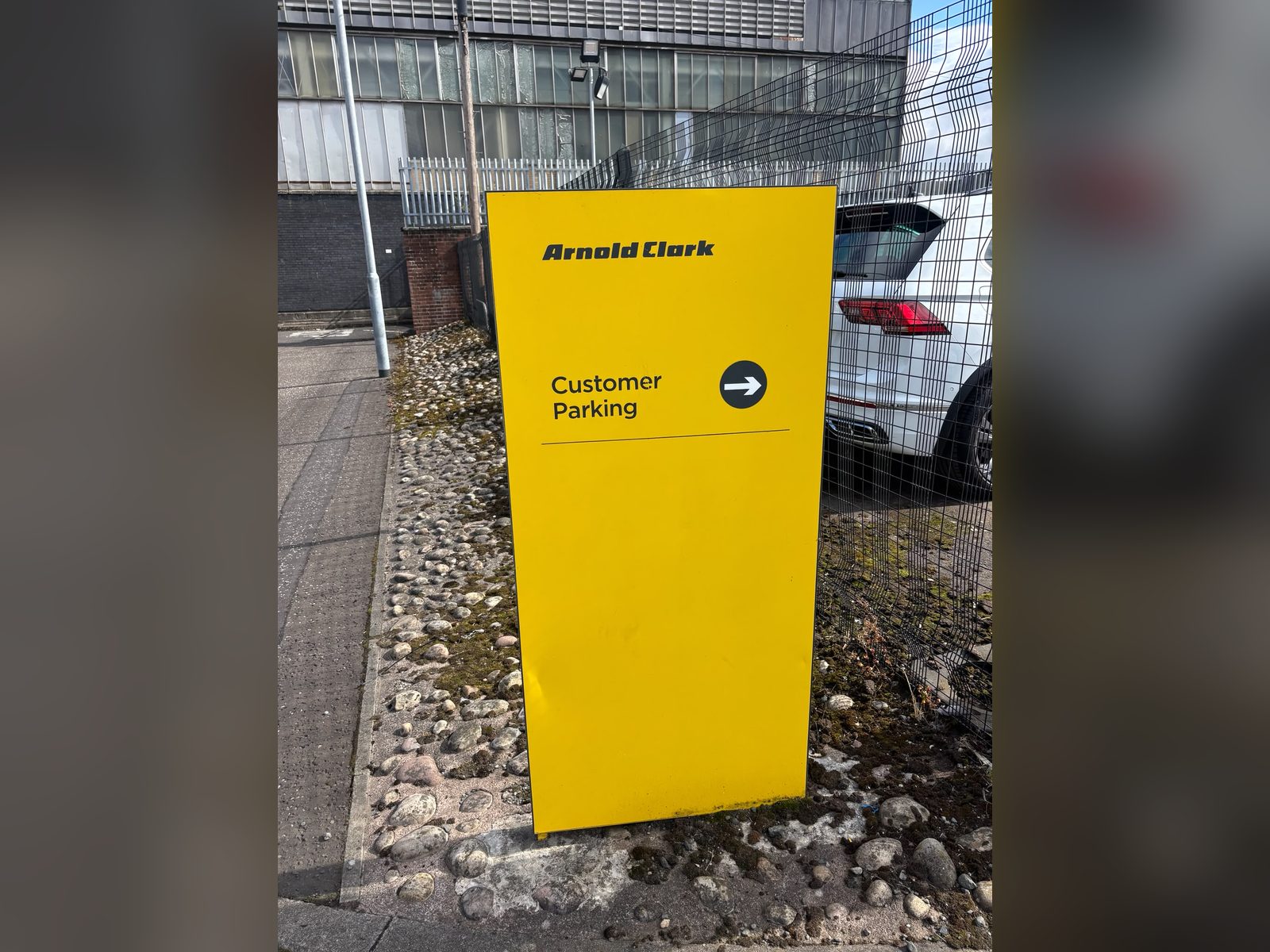Freestanding customer parking directional sign